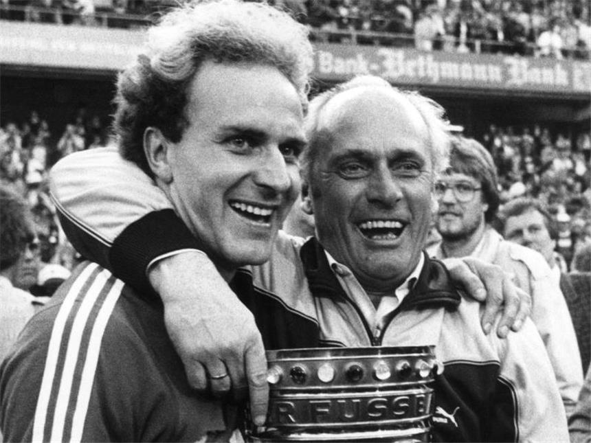 Karl-Heinz Rummenigge kommt in die Hall of Fame Karl-Heinz Rummenigge (l) 1984 beim Gewinn des DFB-Pokals mit dem damaligen Bayern-Trainer Udo Lattek. Foto: Eilmes