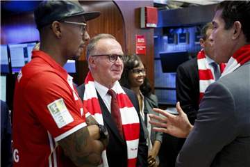 Karl-Heinz Rummenigge (Mitte) und Jerome Boateng (l.). Foto: Justin Lane/EPA