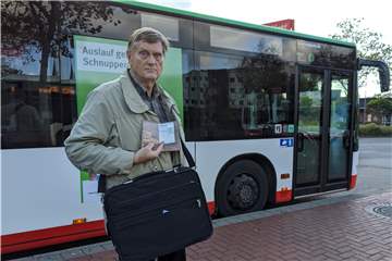 Karl Heinz Schröer ist sauer. Wiederholt wurde er trotz gültigen Fahrscheins von Busfahrern der Vestischen nicht mitgenommen.