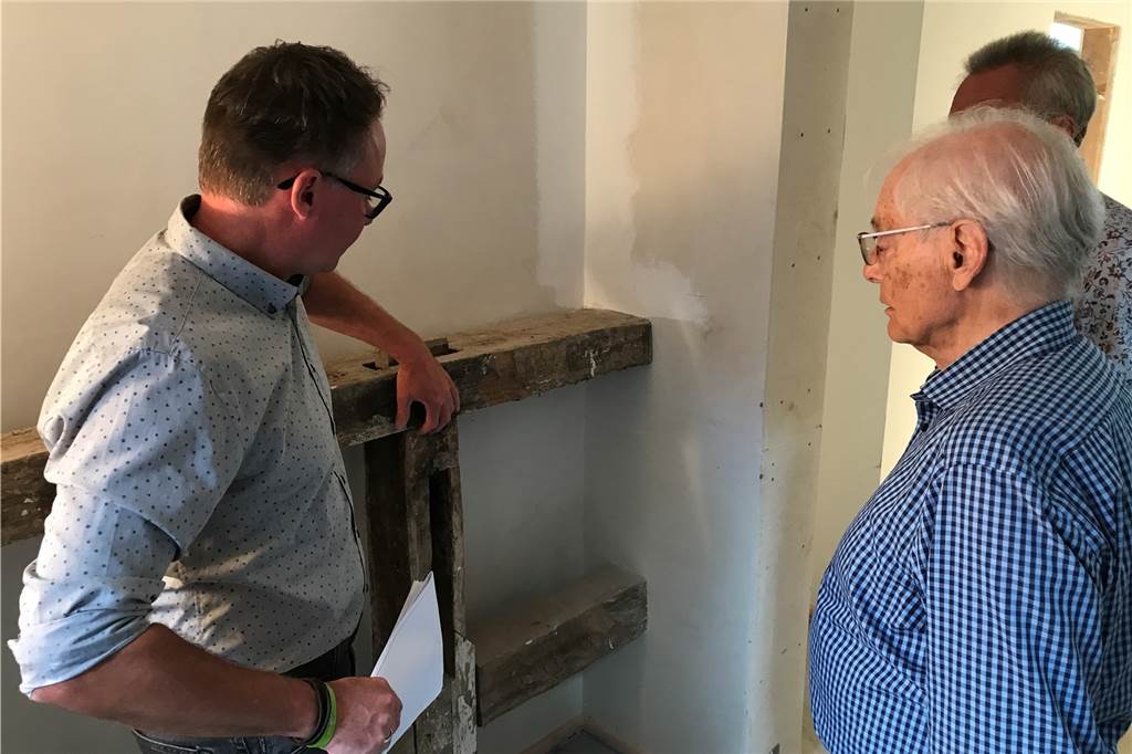 Historische Bauten Werne: Manche Fassade fiel Modernisierungs-Wut zum Opfer Karl-Heinz Schwarze, Vorsitzender des Altstadtfreundevereins, beim Tag des offenen Denkmals im Gespräch mit Architekt Lothar Steinhoff. Dieser kümmert sich um den Umbau des Hauses an der Bonenstraße 8. Karl-Heinz Schwarze leitete später den Stadtrundgang, bei dem mehrere historische Bauten genauer unter die Lupe genommen wurden.