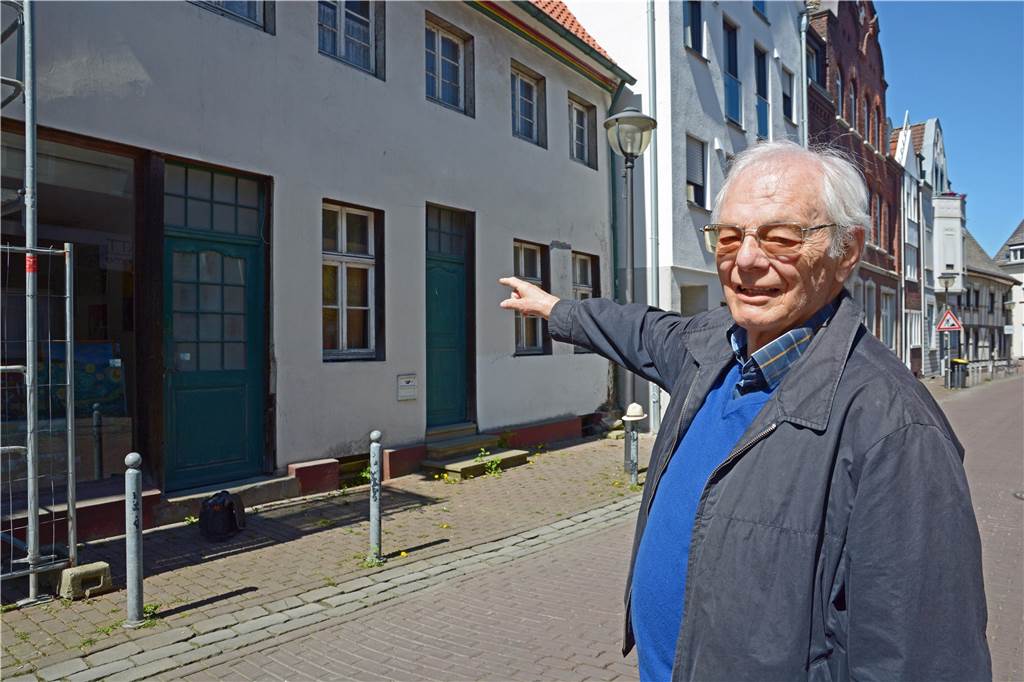 Jahresrückblick in Werne: Gammelnde Immobilien und Corona-Hochhaus Karl-Heinz Schwarze und die "Freunde des historischen Stadtkerns Werne" hatten das Haus an der Burgstraße ebenfalls im Blick - beziehungsweise die Stuhlmacherwerkstatt dahinter.