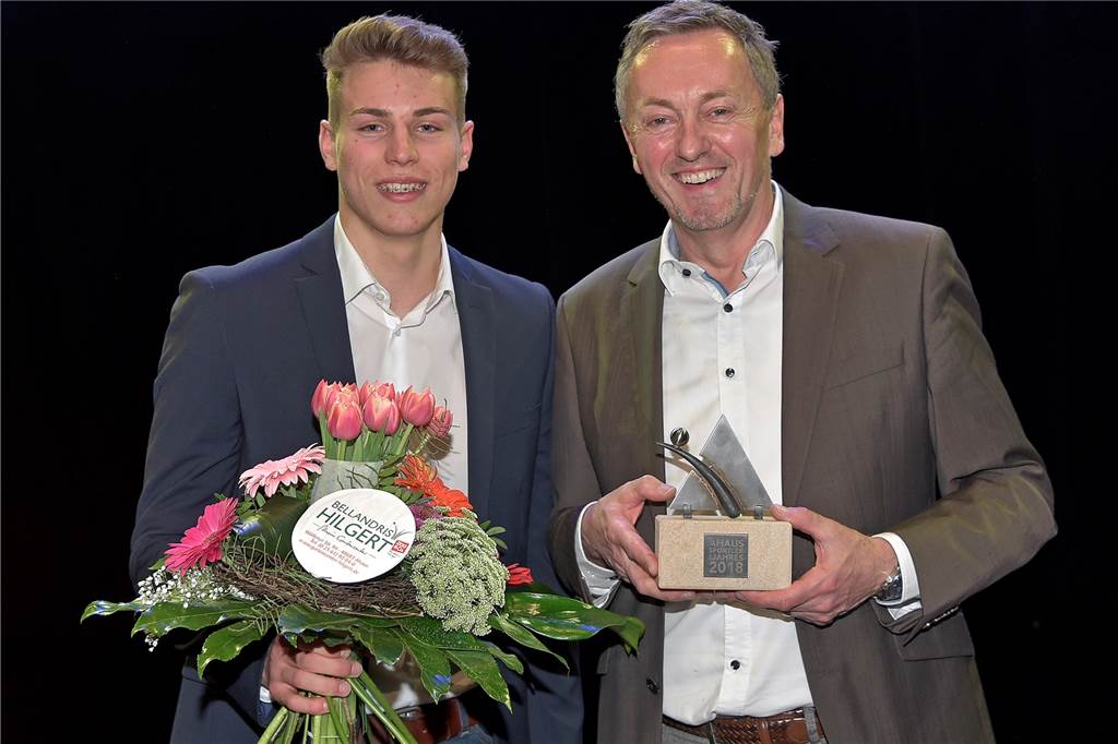 VfL-Volleys sind Mannschaft des Jahres und schmettern Siegesgesänge in der Stadthalle Karl-Heinz Siekhaus von den Stadtwerken Ahaus ehrte Marius Herden, Sportler des Jahres.