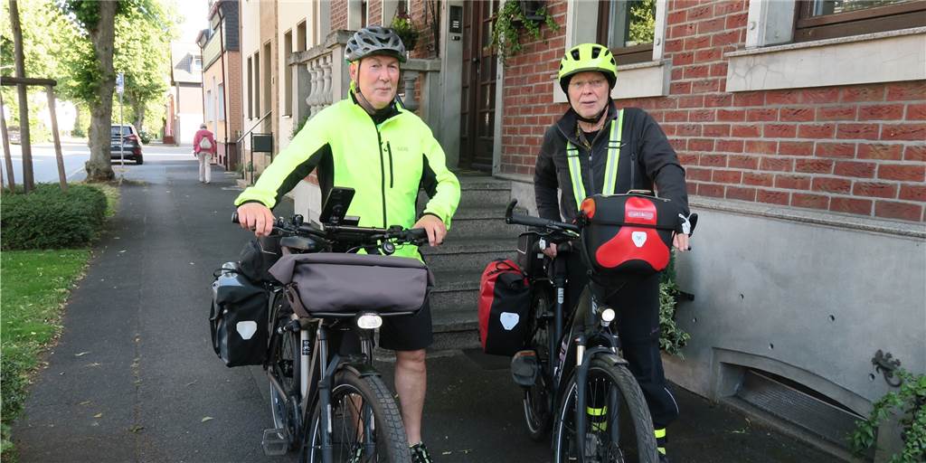 Castrop-Rauxeler (78) reist 450 Kilometer mit dem E-Bike nach Koblenz Zwei Radreisende aus Castrop-Rauxel stehen mit ihren E-Bikes an einem Haus.
