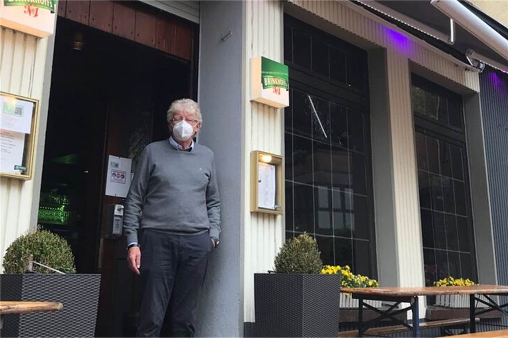 Brauer und Wirte in Castrop-Rauxel kämpfen mit höheren Bierpreisen Karl-Heinz van Loon, Inhaber der Marktschänke, hat "Kopfschmerzen" und will die Bierpreise nur im Notfall erhöhen.