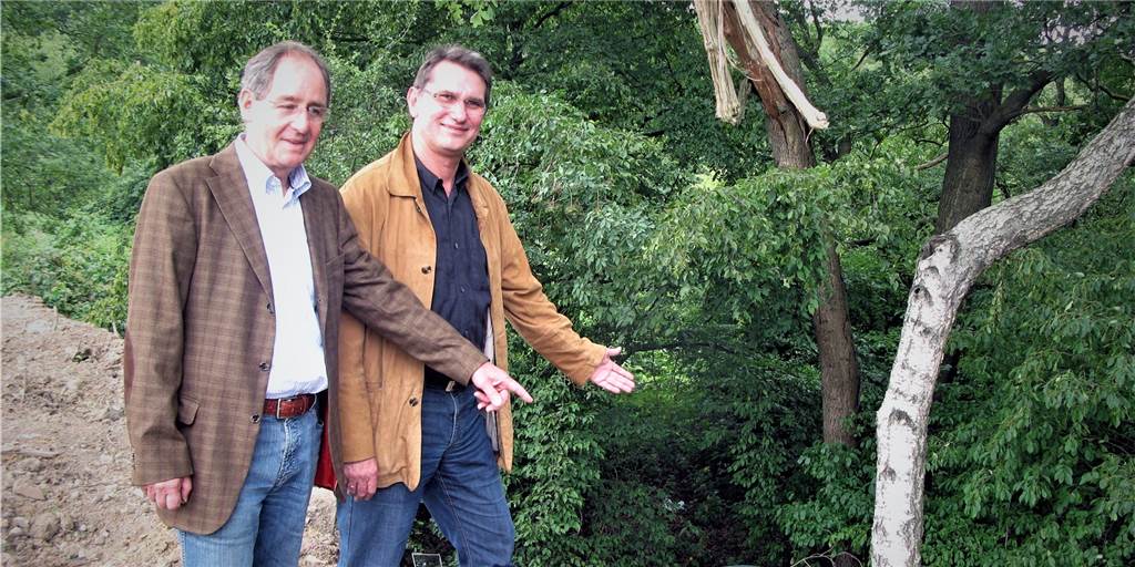 CDU wählt Vorsitzenden ab: „Über die Art muss man schon sauer sein“ Karl-Heinz Villis (l.) und Achim Gaertner von der CDU Rauxel-Bladenhorst zeigen 2011 eine Stelle am einstigen Güterbahnhof, wo dauernd Müll abgeladen wurde. Als Kommunalpolitiker hörten sie sich die Anliegen der Bürger an. Aber zurzeit gibt es Verstimmung in der Union.