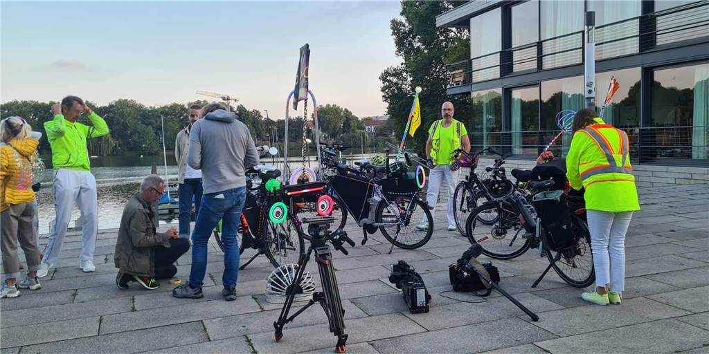 ZDF-Moderator zu Diskallico und Co.: „Die übersieht garantiert keiner“ Karl Jehle (2.v.l.) und die anderen Radler mit dem Team der ZDF-Sendung "Volle Kanne". Am Donnerstag (15.9.) wurde der Beitrag ausgestrahlt.