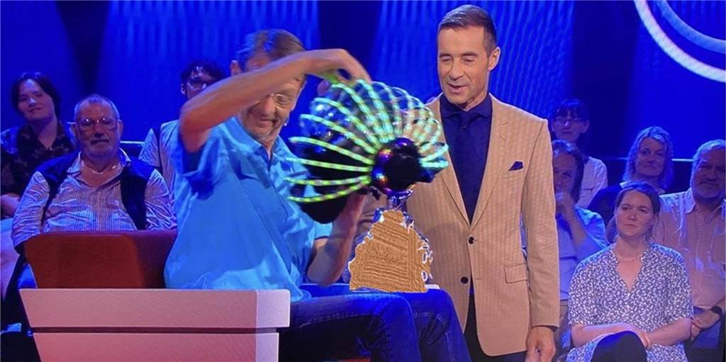 „Kaum zu glauben“: Diskallico im Hamburger Studio mit Kai Pflaume Karl Jehle alias Diskallico mit seinem Leuchthelm und Moderator Kai Pflaume im Studio in Hamburg bei der Aufzeichnung der Sendung "Kaum zu glauben".