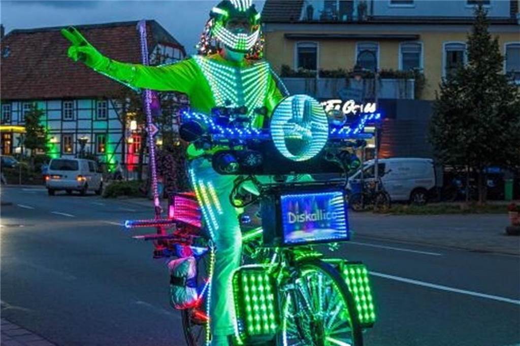 Karl Jehle hat sein Leucht-Fahrrad technisch weiter entwickelt.