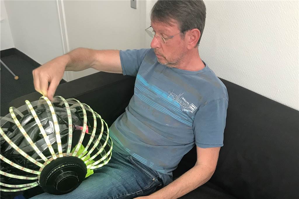 „Kaum zu glauben“: Diskallico im Hamburger Studio mit Kai Pflaume Karl Jehle mit seinem speziellen Helm in der Garderobe bei der Aufzeichnung der Show "Kaum zu glauben" in Hamburg.