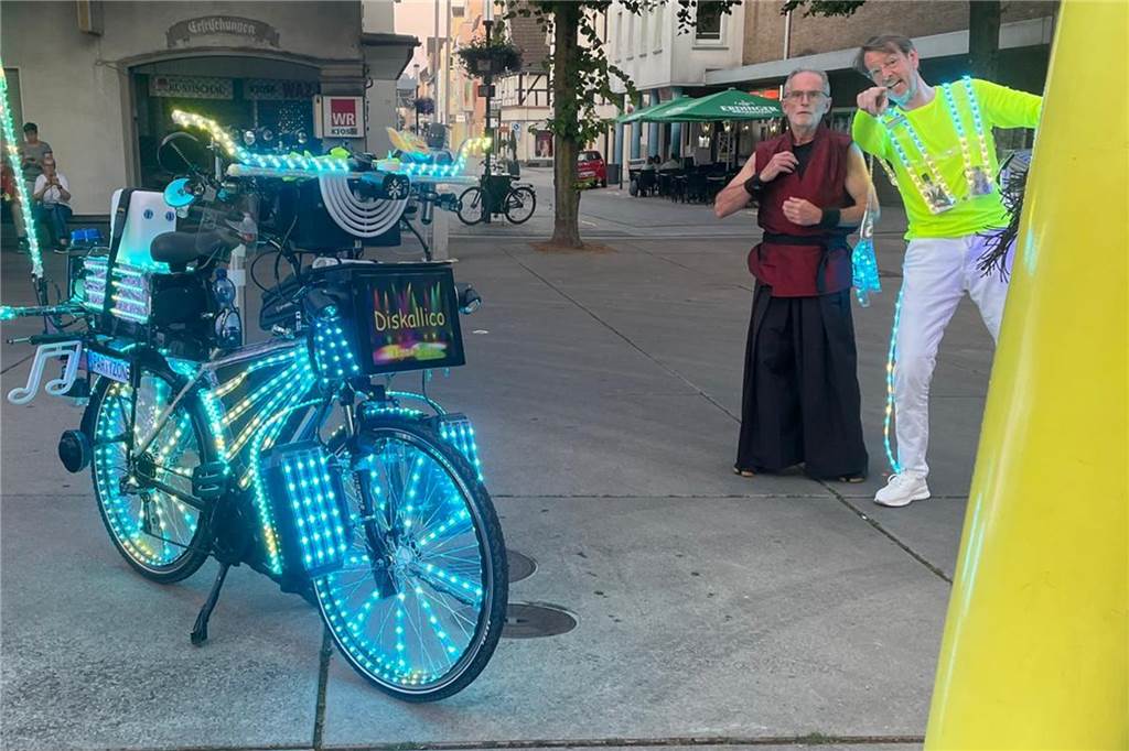 Karl Jehle (r.) mit seinem neu gestalteten Fahrrad in Unna.