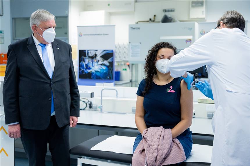 Keine Erstimpfungen mehr in NRW in der nächsten Woche – Laumann: „sehr ärgerlich“ Karl-Josef Laumann (CDU) bei den Impfungen am Universitätsklinikum Essen. Den Impfstopp in NRW bezeichnete er als „sehr ärgerlich“.