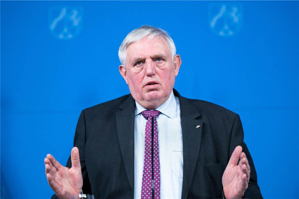 Karl-Josef Laumann (CDU), Gesundheitsminister von Nordrhein-Westfalen, beantwortet die Fragen von Journalisten. 