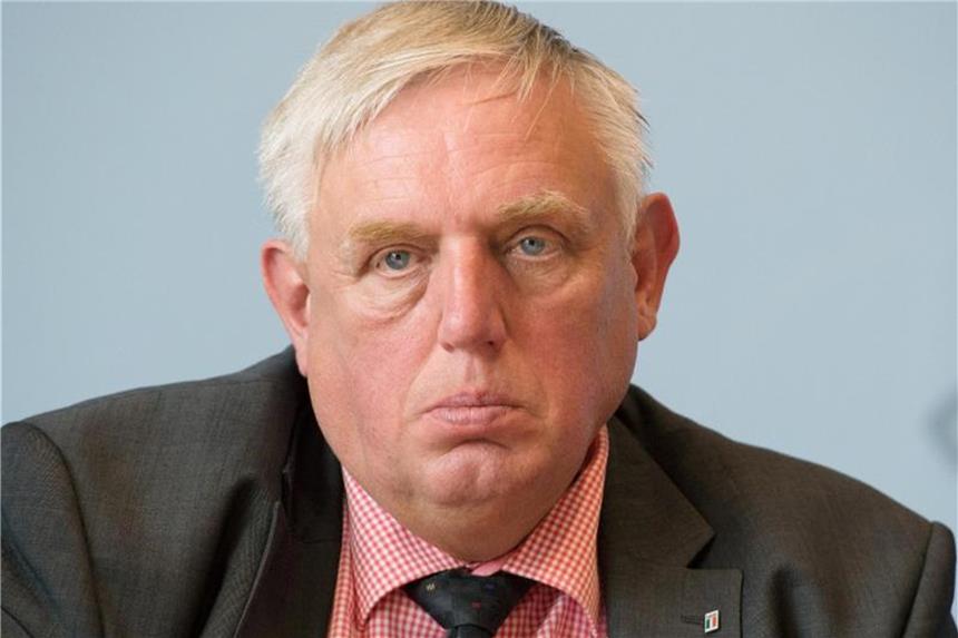 Zeitung: NRW plant Förderung für Schwerpunkt-Kliniken Karl-Josef Laumann (CDU). Foto: Rainer Jensen/Archiv