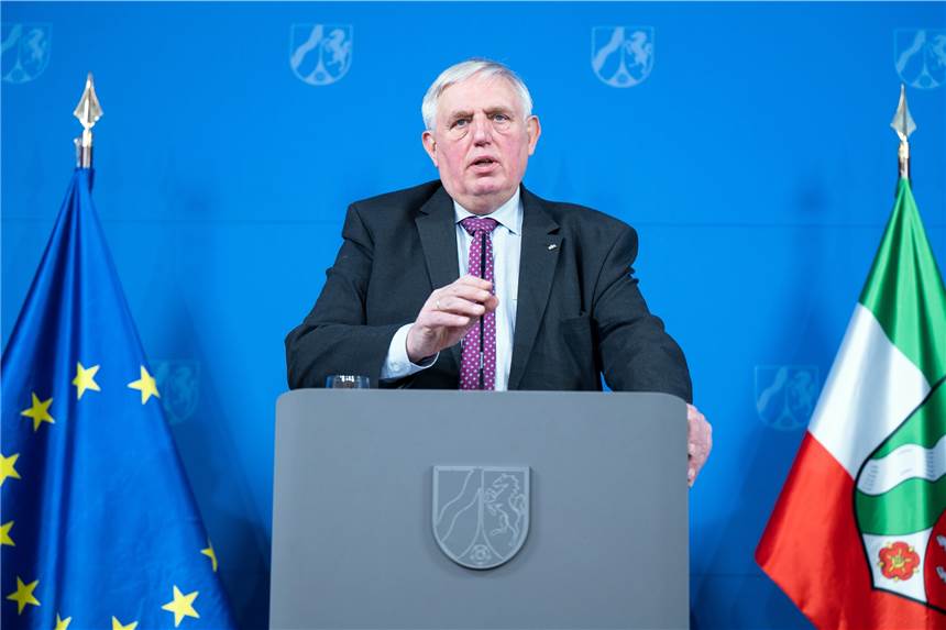 Corona-Regeln in NRW: Lockerungen erst einmal nicht – oder etwa doch? Karl-Josef Laumann (CDU), Gesundheitsminister von Nordrhein-Westfalen, beantwortet die Fragen von Journalisten. Laumann äußerte sich zur Anpassung der Corona-Schutzverordnung und zu Regeln für den Karneval.