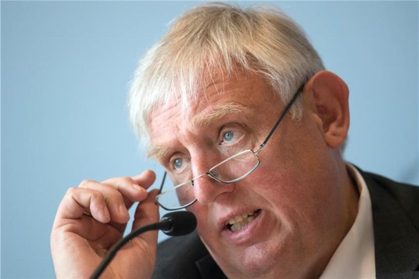 Freie Plätze per Mausklick: Pflegeplatzsuche im Internet Karl-Josef Laumann (CDU), Minister für Arbeit, Gesundheit und Soziales des Landes Nordrhein-Westfalen, spricht vor der Landespressekonferenz. Foto: Federico Gambarini/Archiv