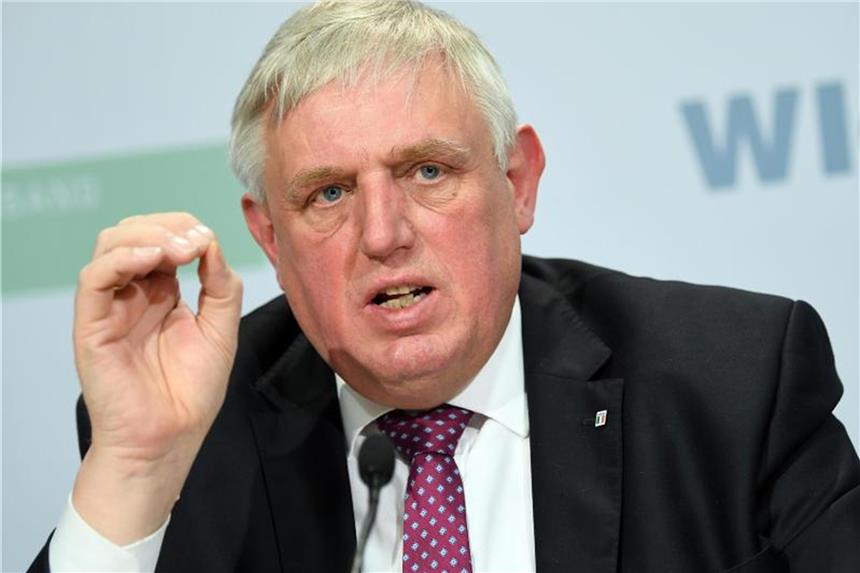 Hunderte Pflegeheime haben zu wenig Einzelzimmer Karl-Josef Laumann (CDU) spricht bei der Vorstellung eines Reports. Foto: Britta Pedersen/Archiv