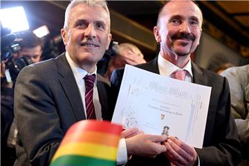 Karl Kreile (r) und Bodo Mende zeigen im Rathaus Berlin-Schöneberg ihre Urkunde zur Eheschließung. Foto: Britta Pedersen
