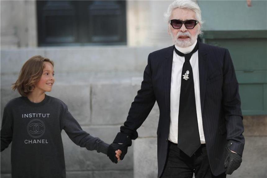 Lagerfeld mit Chanel-Couture vor Paris-Kulisse Karl Lagerfeld mit seinem Patensohn Hudson Kroenig nach der Chanel-Schau in Paris. Foto: Francois Mori