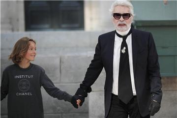 Karl Lagerfeld mit seinem Patensohn Hudson Kroenig nach der Chanel-Schau in Paris. Foto: Francois Mori