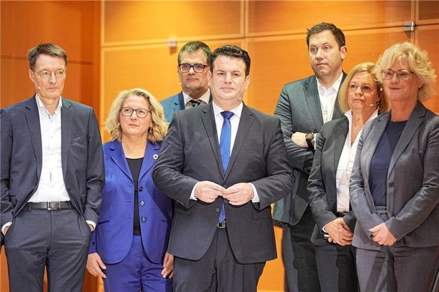 Scholz benennt Ministerposten der SPD - Lauterbach wird neuer Bundesgesundheitsminister Karl Lauterbach (l-r, SPD), Svenja Schulze (SPD), Wolfgang Schmidt (SPD) , Hubertus Heil (SPD), Lars Klingbeil, Nancy Faeser (SPD), Christine Lambrecht (SPD) stehen bei der Vorstellung der SPD-Minister und -Ministerinnen durch den designierten Bundeskanzler Scholz (SPD), im Willy-Brandt-Haus zusammen.