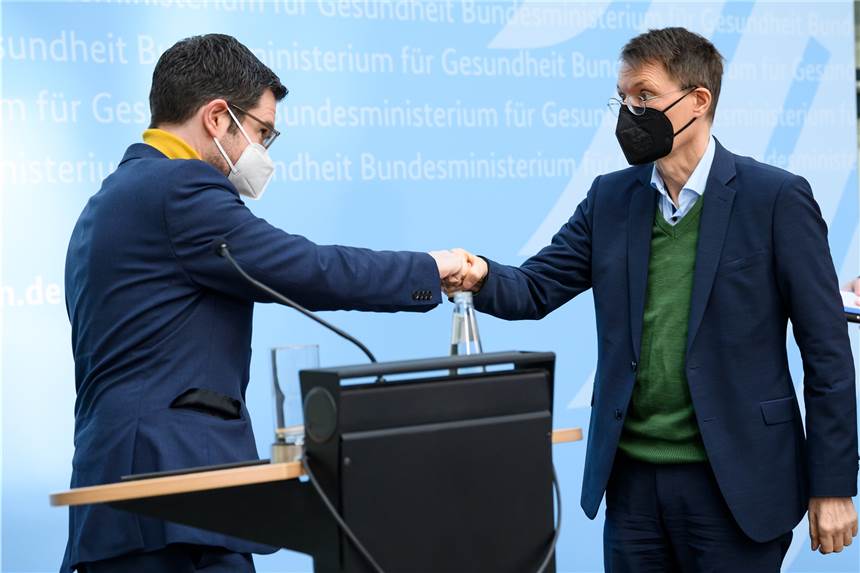 Deutliche Kritik an geplanten Corona-Lockerungen – FDP verteidigt das Vorgehen Karl Lauterbach (r, SPD), Bundesminister für Gesundheit, und Marco Buschmann (FDP), Bundesminister der Justiz, planen einen deutlich verringerten Basisschutz für ganz Deutschland.