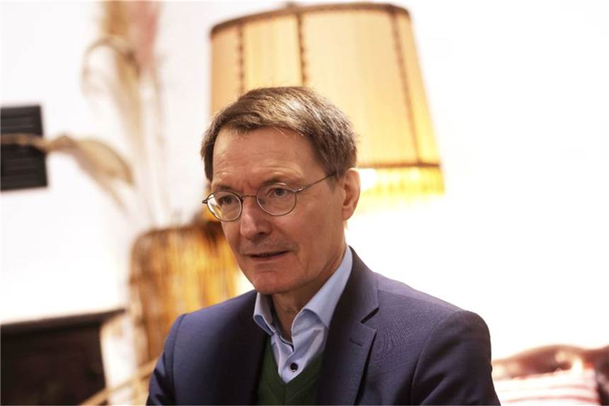 Karl Lauterbach - vom Mahner zum Lockerer? Karl Lauterbach (SPD), Bundesgesundheitsminister, sitzt in seinem Stammcafe in Köln.