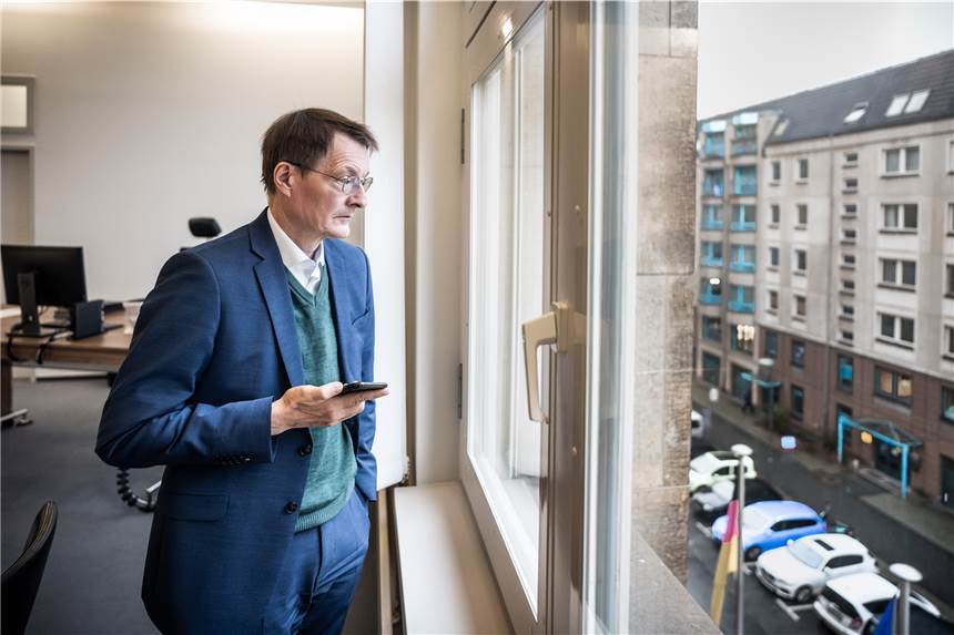„Können Sie noch gut schlafen, Herr Lauterbach?“ Karl Lauterbach (SPD), Bundesminister für Gesundheit, aufgenommen in seinem Büro im temporären Bau des Gesundheitsministeriums.