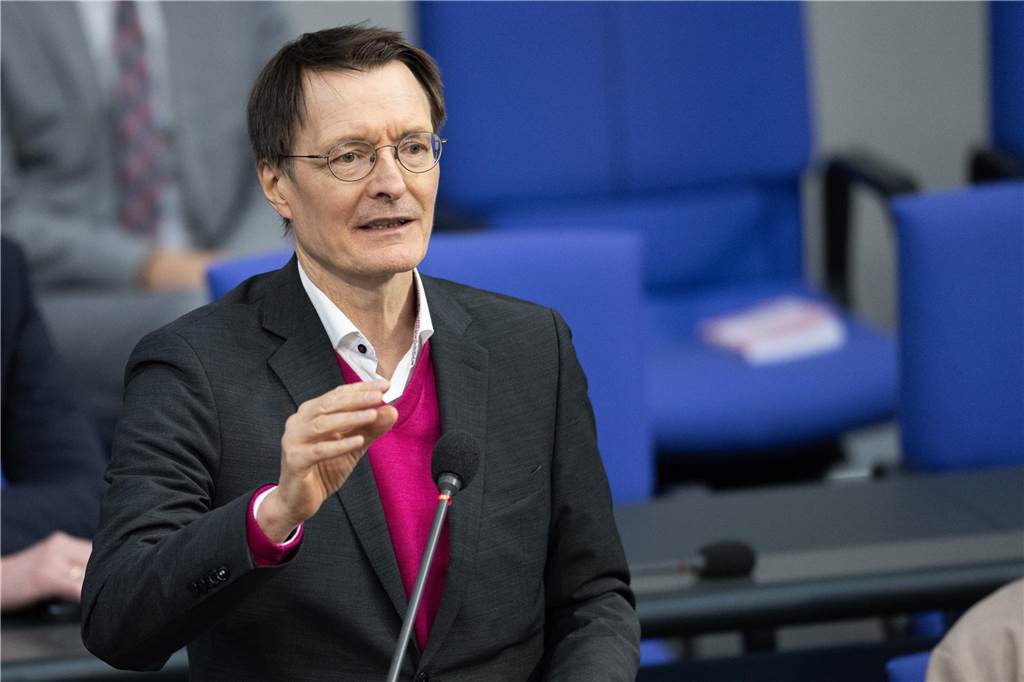 Fahrlehrer aus Selm zu Cannabis-Legalisierung: Kein Autofahren nach Konsum Karl Lauterbach während seiner Rede im Bundestag.
