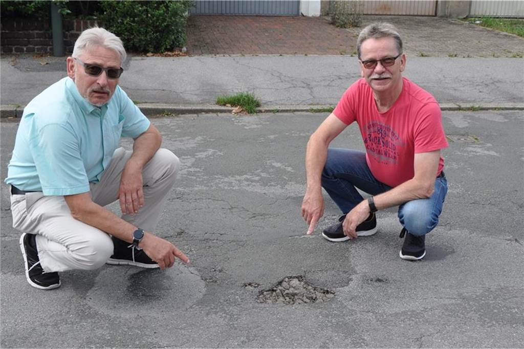 Streit um Fahrbahn-Sanierung Querstraße: Anwohner erringen Teil-Erfolg Karl Lohmüller (r.) und Helmut Rosenkranz vom Vorstand der Siedlergemeinschaft Am Lüserbach. Sie haben lange für eine öffentliche Bürgerinformation zur Sanierung der Querstraße gekämpft. Jetzt soll es im Dezember so weit sein.