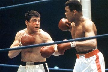 Karl Mildenberger (l) kämpfet 1966 um die WM gegen Muhammad Ali. Foto: Willi Gutberlet