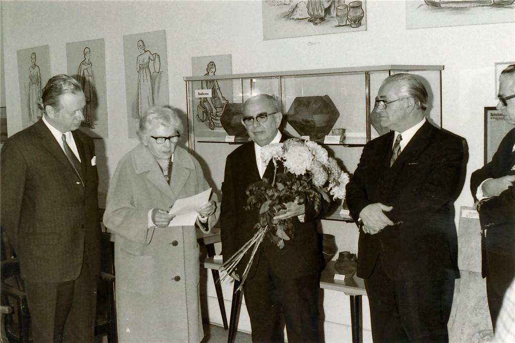 Erinnerungen an Heimatdichterin Toni Schmedding-Elpers Karl Pollender und Toni Schmedding-Elpers bei einem Festakt im Ratssitzungssaal des Historischen Rathauses Ende der 1970er Jahre.