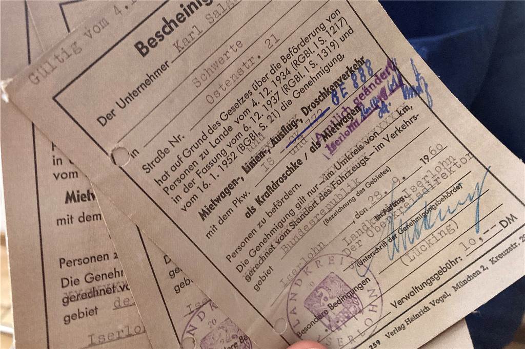 Taxi Salgert verkauft: Nachfolger lassen Geschäft mit Taxen einschlafen Karl Salgert, der Vater des jetzigen Noch-Inhabers Rolf Salgert, hatte das Taxiunternehmen 1958 mit einem Autoverleih gegründet. Die ersten Genehmigungen tragen noch das Siegel des früheren Landkreises Iserlohn.