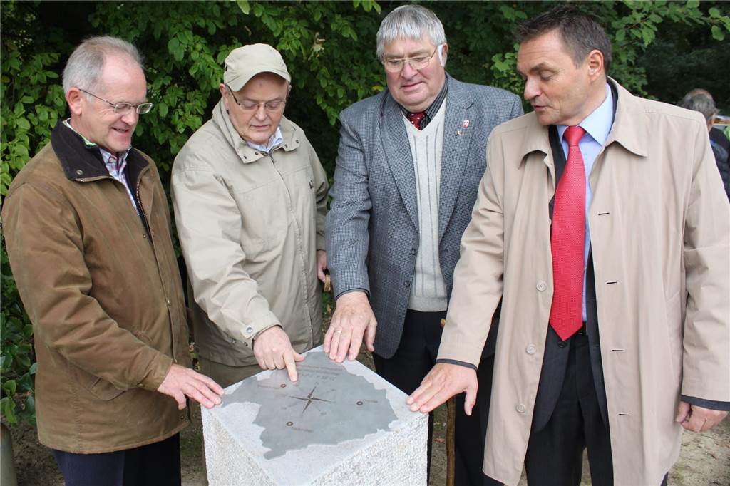 Mitbegründer des Gemeindemittelpunktes: Heimatverein trauert um Karl Schäper Karl Schäper (2.v.r) weihte 2013 zusammen mit Hubert Kersting (l.), Heinz Barlage und Bürgermeister Dietmar Bergmann (r.) den geografischen Mittelpunkt der Schlossgemeinde ein.
