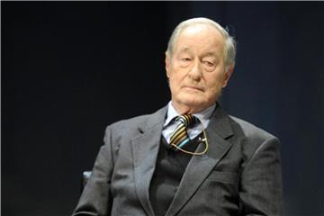 Karl Schmidt 2010 bei einem Bühnengespräch. Foto: Marcus Brandt