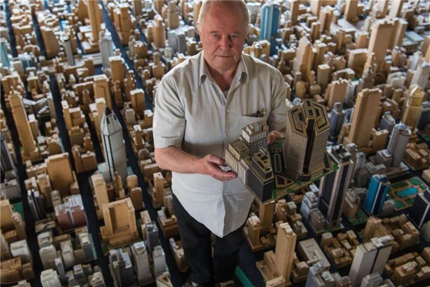 78-Jähriger baut Großstadt aus Pappe Karl Sperber baut sich seine eigene Stadt. Foto: Nicolas Armer