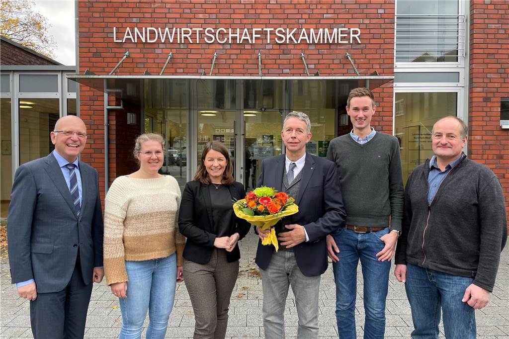 Kreislandwirt mit Leib und Seele: Georg Schulte-Althoff wiedergewählt Die neu gewählten Mitglieder der Kreisstelle stehen vor der Landwirtschftskammer