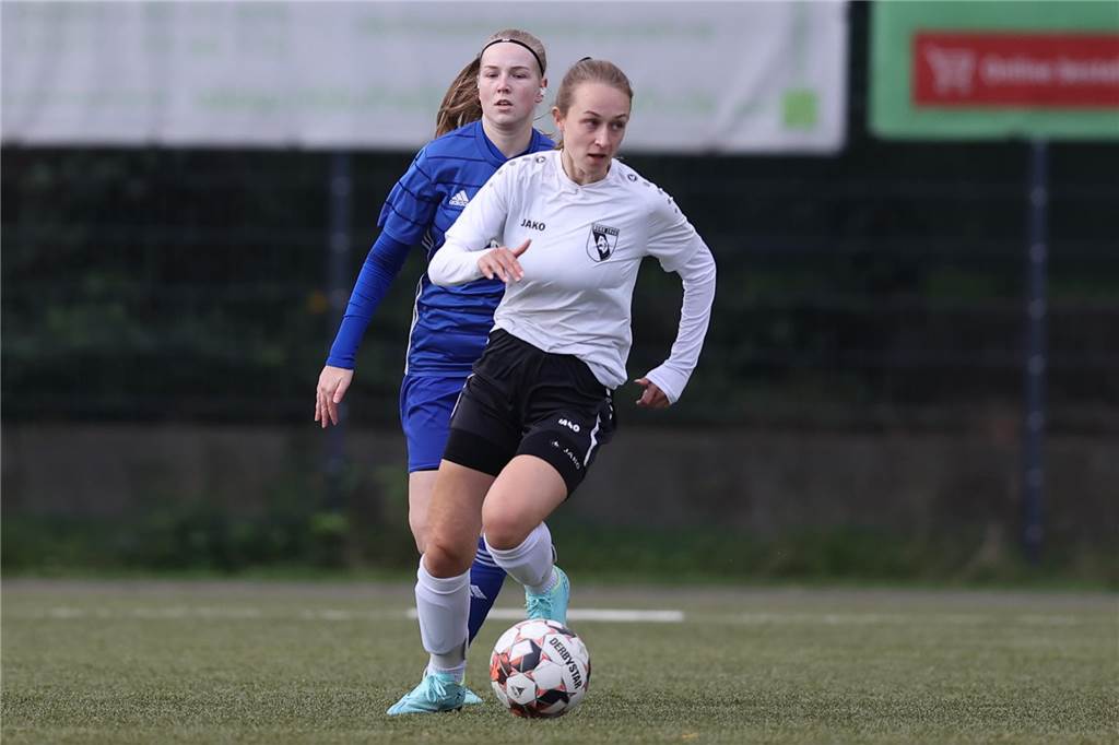 Spielerin agiert auf drei Positionen in einem Spiel: Tor bei erstem Einsatz in vier Wochen Karla Hackenberg dribbelt den Ball.
