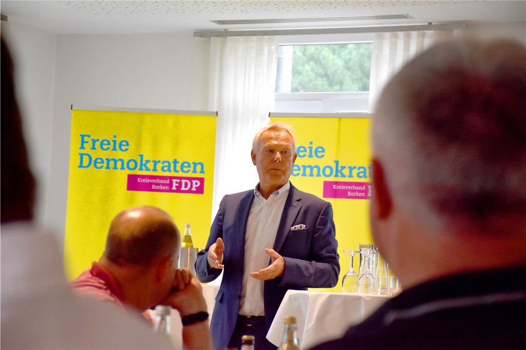 Karlheinz Busen will für die FDP auch nach der Wahl in den Bundestag Karlheinz Busen im FDP-Kreis an einem Sonntagvormittag: Kritische Fragen gibt es nicht. Aber ein ambitioniertes Ziel: 14 bis 16 Prozent für die FDP auf Bundesebene.
