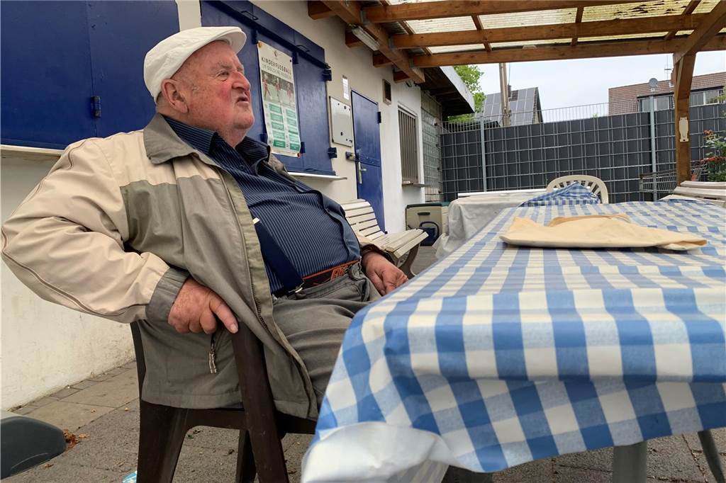 Karlheinz Rauhut verbindet viele persönliche Erinnerungen mit dem Sportplatz Habichthorst in Castrop-Rauxel. Hier sitzt er vor dem Jugendtreff.