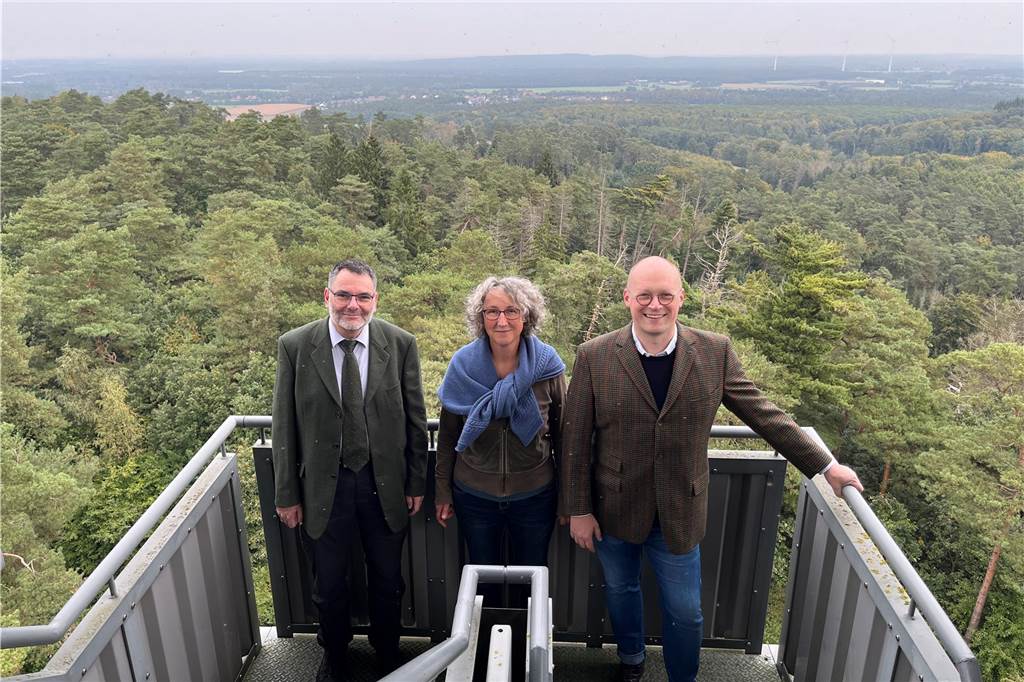 Wanderweg Hohe Mark Steig: Sieben Orte für außergewöhnliche Ausblicke Karlheinz Schlott, Stefan Kuczera und Silvia Korten (v.l.) stehen auf der Aussichtsplattform des Feuerwachturms Rennberg in Haltern am See.