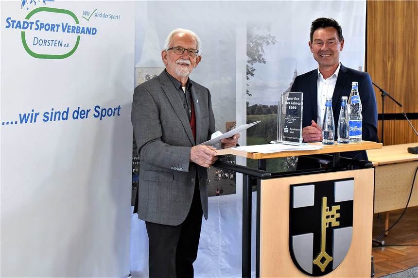 Wer ist „Dorstens Sportler des Jahres 2021“? Michael Maiß übergab Karlheinz Vogel im vergangenen Jahr Urkunde und Pokal für "Dorstens Sportler des Jahres 2020".