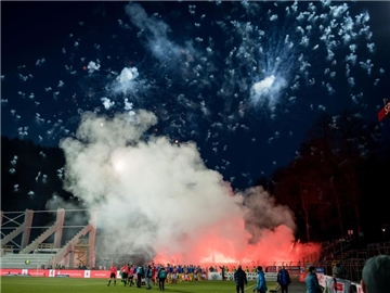 Karlsruher Fans zünden beim Einlauf der Mannschaften in Aue Pyrotechnik und Silvesterraketen. Foto: Thomas Eisenhuth/Archiv