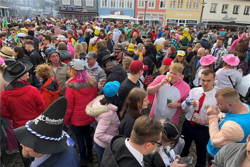 Werne im Ausnahmezustand: So verlief der Höhepunkt der Narrenzeit Menschen feiern beim Rosenmontagsumzug auf dem Marktplatz in Werne.