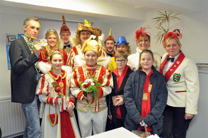 Werner Prinzenpaar zu Gast in der Lokalredaktion Karneval in Werne: Klar, dass das Prinzenpaar da auch einen Abstecher in die Redaktion der Ruhr Nachrichten machte. Redaktionsleiter Jörg Heckenkamp (l.) bekam einen Orden.