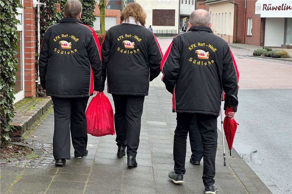 Karnevalisten auf dem Weg zum Umzug in Südlohn