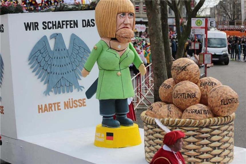 Köln und Mainz enthüllen Rosenmontagswagen Karnevalisten ziehen am Rosenmontag mit einem Motivwagen durch Köln. Foto: Oliver Berg/Archiv