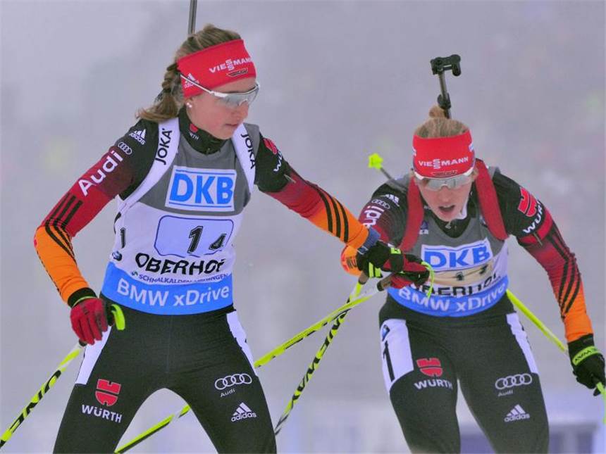 Karolin Horchler übergab an Schlussläuferin Franziska Preuß (l). Foto: Martin Schutt