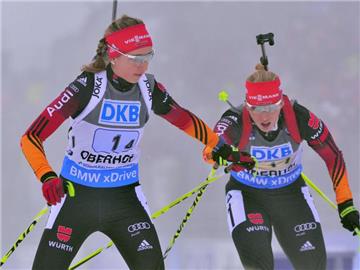 Karolin Horchler übergab an Schlussläuferin Franziska Preuß (l). Foto: Martin Schutt