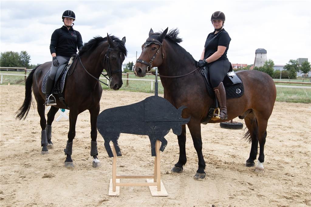 Karolin Otto und Theresa Velken organisierten den ersten Working Equitation Lehrgang im Münsterland.