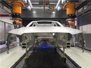 Karosserie eines Audi A8 in einer Produktionshalle in Neckarsulm: Audi bereitet seine Stammwerke jetzt für den Bau von Elektroautos vor. Foto: Ronald Wittek